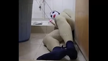 Play Femdom Toaletă Bondage: Închinarea penisului Zentai Slave