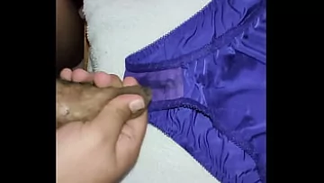 Play Chiloții umpluți ai mamei pline de spermă – Surpriză umplută cu spermă