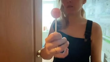 Play Blonda sexy în lenjerie se face plăcere cu acadea