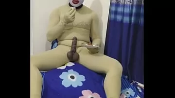 Play Fetish Frenzy: Orgasmul alimentar CBT al Sclavului Zentai cu Bondage