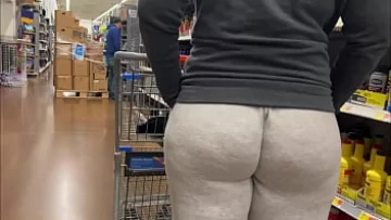 Play Aventura publică Walmart a mamei amatoare curbate cu o dracută adâncă