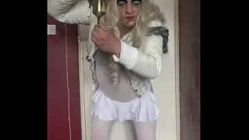 Play Aventura plină de pis a unei travesti bisexuale: umpleți și înghițiți fiecare ultimă picătură