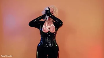 Play Sesiunea de dracu cu costum de cauciuc din latex a Arya Grander – compilație porno fierbinte