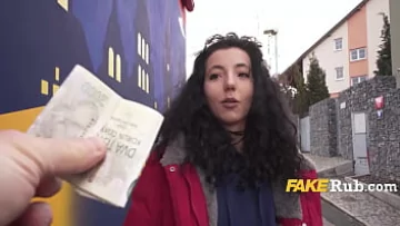 Play Bănică europeană busty este plătită pentru sex sălbatic în aer liber