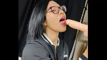 Play MILF latina Gaby în fustă și ciorapi cu masturbare cu vibrator