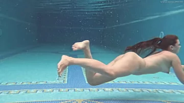 Play Timpul de joacă umed și sălbatic lângă piscină a pornostarului maghiar Sazan Cheharda