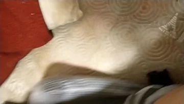 Play Zeița de abanos nu se poate opri din plâns, și-și pune prada strânsă tare