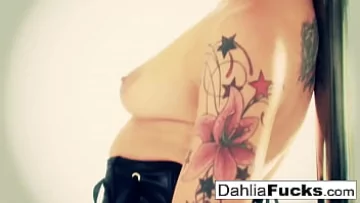 Play Blonde Teen Babe Dahlia Sky Fingers și Dildo-ul ei păsărică udă